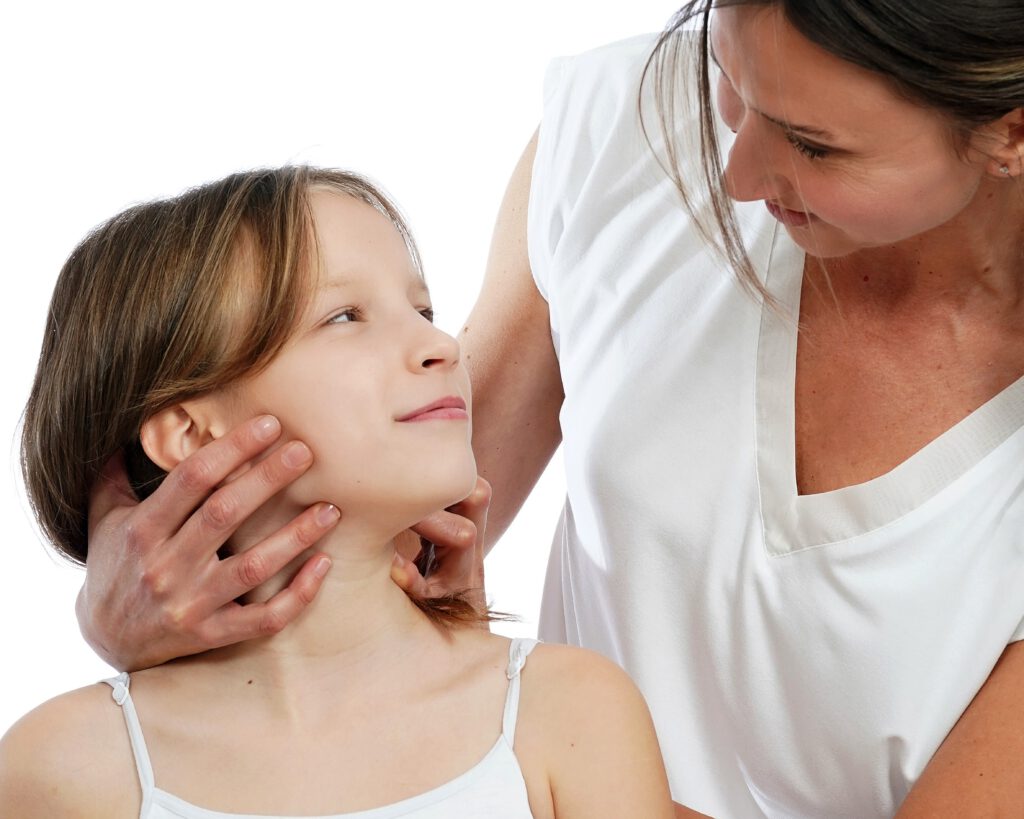 Osteopathische Behandlung eines Kindes am Halsbereich